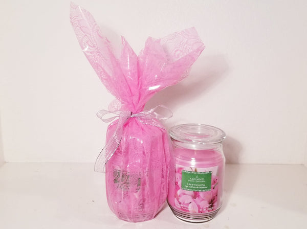 This jar candle is just what you need to lend a lovely scent to your space. With a sweet strawberries and cream scent, it's perfect for the kitchen, living room or anywhere in your home.