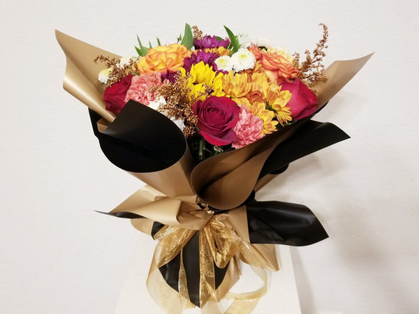 Surprise a loved one with our exquisite Designer’s Choice fall flowers bouquet. This bouquet includes beautiful seasonal flowers, carefully wrapped and adorned with a ribbon.